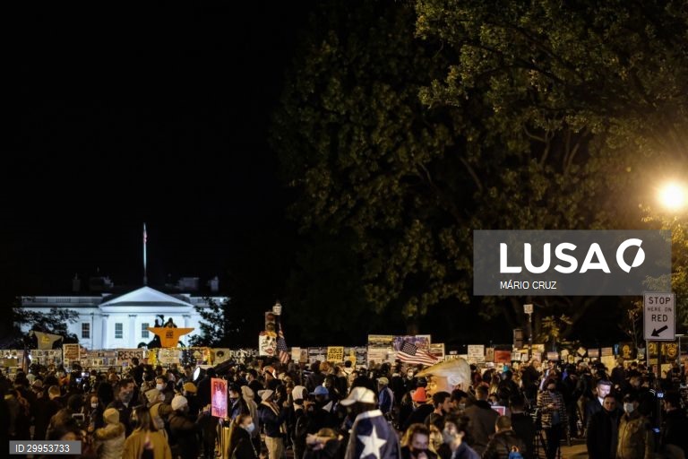 People protest in front of the White House where President Donald J. Trump is staying during election night, in Washington, DC, USA, 03 November 2020, USA, 23 October 2020. Americans voted for the presidential election to choose between re-electing Donald J. Trump or electing Joe Biden as the 46th President of the United States to serve from 2021 through 2024. MÁRIO CRUZ/LUSA