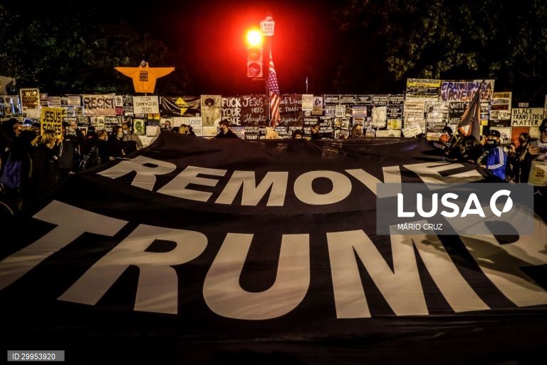 People protest in front of the White House where President Donald J. Trump is staying during election night, in Washington, DC, USA, 03 November 2020, USA, 23 October 2020. Americans voted for the presidential election to choose between re-electing Donald J. Trump or electing Joe Biden as the 46th President of the United States to serve from 2021 through 2024. MARIO CRUZ/LUSA
