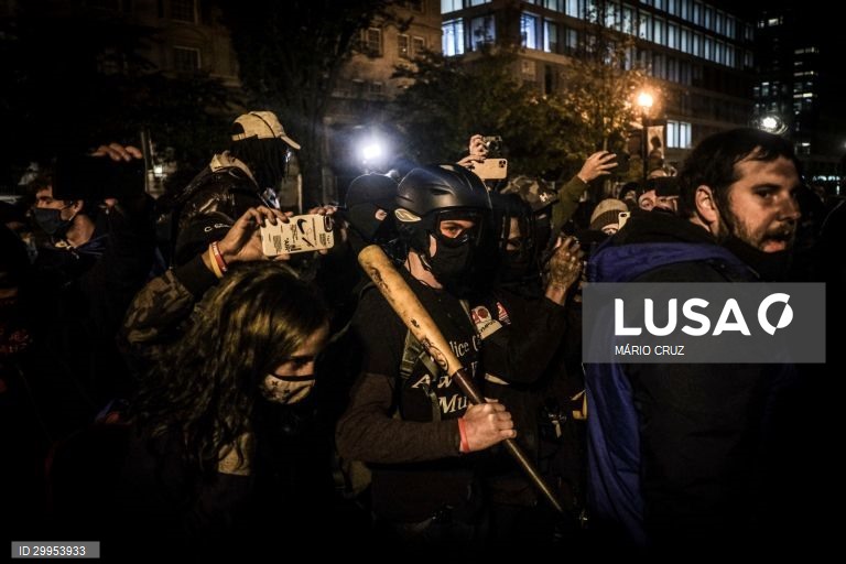 People protest in front of the White House where President Donald J. Trump is staying during election night, in Washington, DC, USA, 03 November 2020, USA, 23 October 2020. Americans voted for the presidential election to choose between re-electing Donald J. Trump or electing Joe Biden as the 46th President of the United States to serve from 2021 through 2024. MÁRIO CRUZ/LUSA
