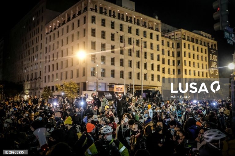 People protest in front of the White House where President Donald J. Trump is staying during election night, in Washington, DC, USA, 03 November 2020, USA, 23 October 2020. Americans voted for the presidential election to choose between re-electing Donald J. Trump or electing Joe Biden as the 46th President of the United States to serve from 2021 through 2024. MÁRIO CRUZ/LUSA