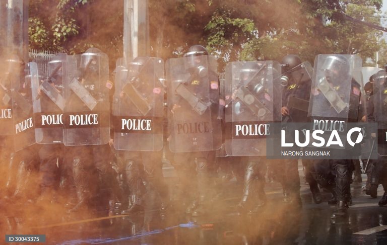 Manifestações durante a sessão parlamentar para a alteração da constituição