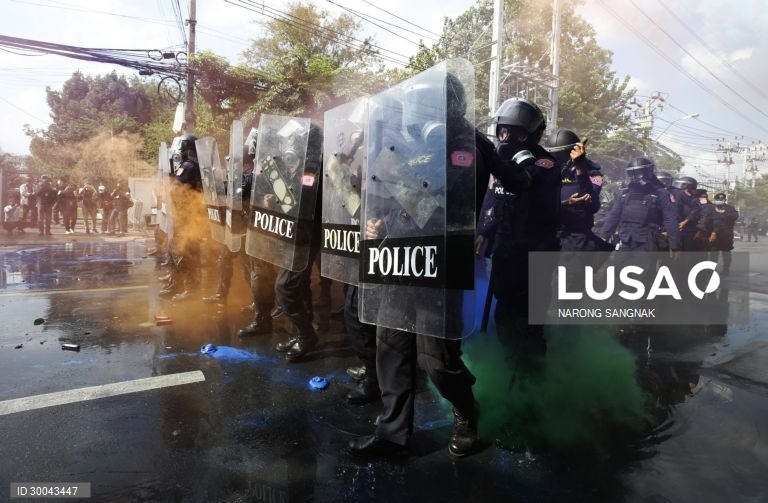 Manifestações durante a sessão parlamentar para a alteração da constituição