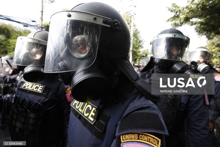 Manifestações durante a sessão parlamentar para a alteração da constituição
