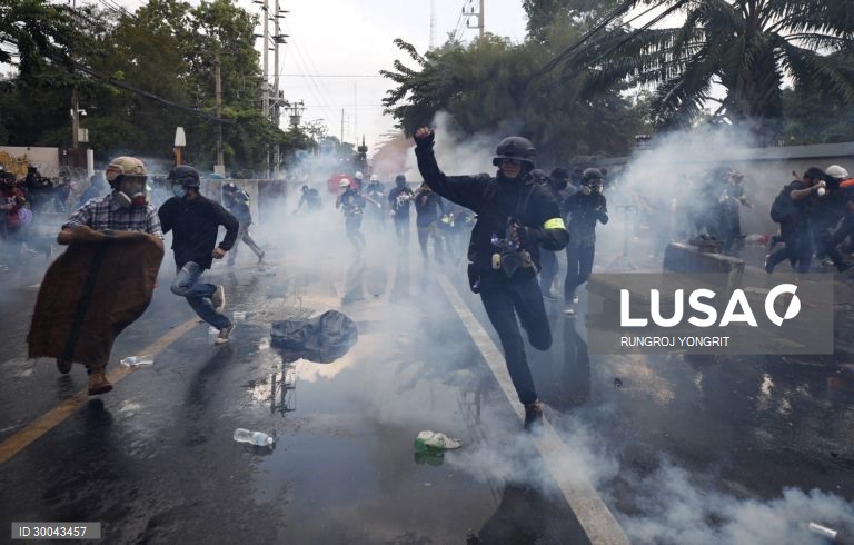 Manifestações durante a sessão parlamentar para a alteração da constituição