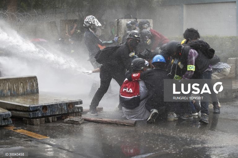 Manifestações durante a sessão parlamentar para a alteração da constituição