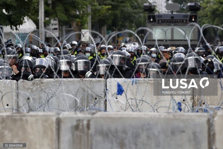 Manifestações durante a sessão parlamentar para a alteração da constituição