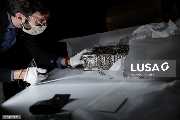 Um funcionário observa uma obra de arte patente na exposição "Guerreiros e Mártires. O Cristianismo e o Islão na Formação de Portugal", no Museu Nacional de Arte Antiga, em Lisboa, 19 de novembro de 2020. A exposição tem estreia no 19 de novembro e vai manter-se até 28 de fevereiro 2021.  RODRIGO ANTUNES/LUSA