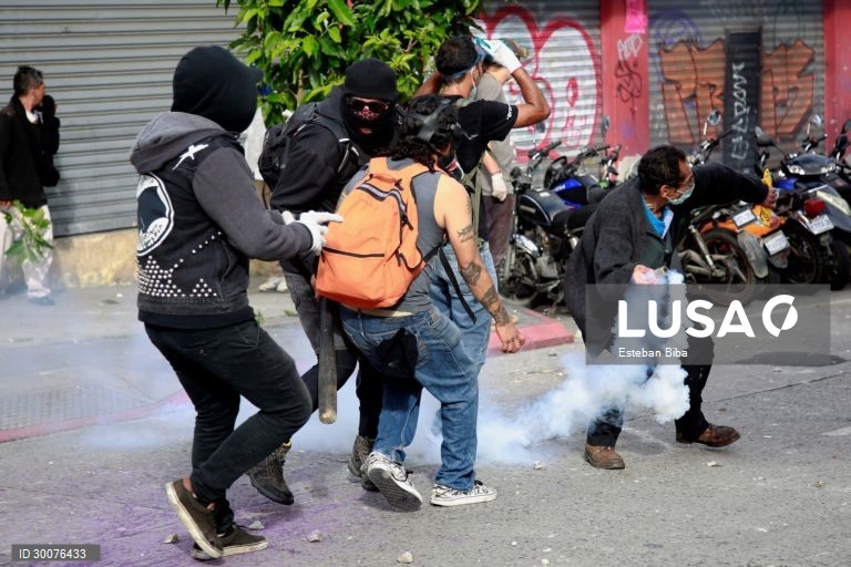 Guatemala: Manifestantes incendeiam o Congresso