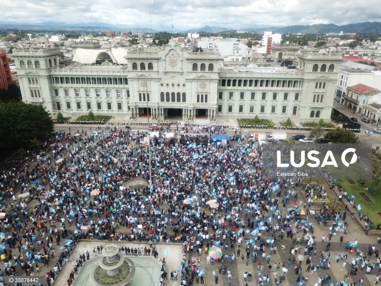Guatemala: Manifestantes incendeiam o Congresso