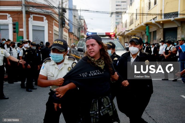 Guatemala: Manifestantes incendeiam o Congresso