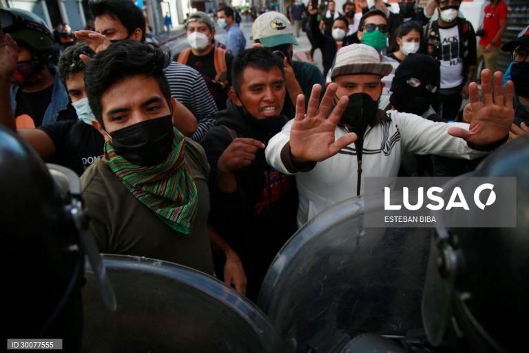 Guatemala: Manifestantes incendeiam o Congresso