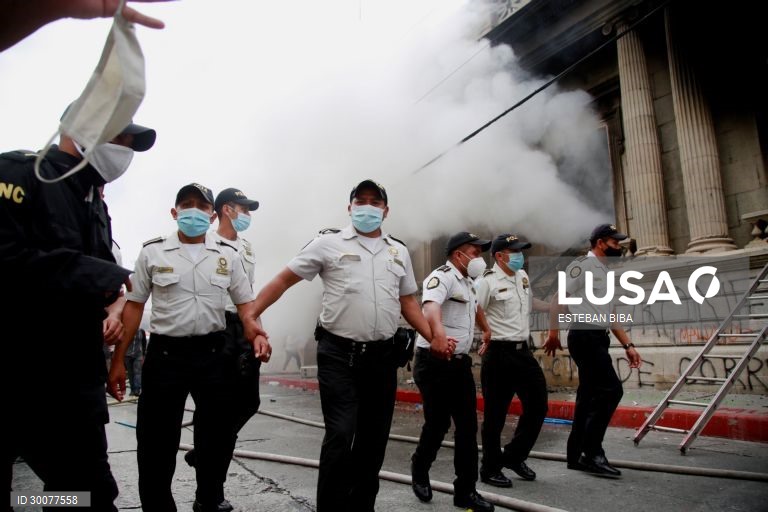 Guatemala: Manifestantes incendeiam o Congresso