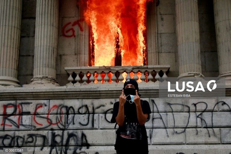 Guatemala: Manifestantes incendeiam o Congresso