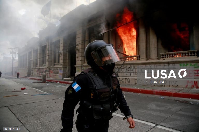 Guatemala: Manifestantes incendeiam o Congresso