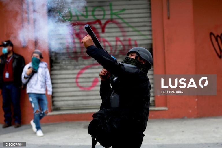 Guatemala: Manifestantes incendeiam o Congresso