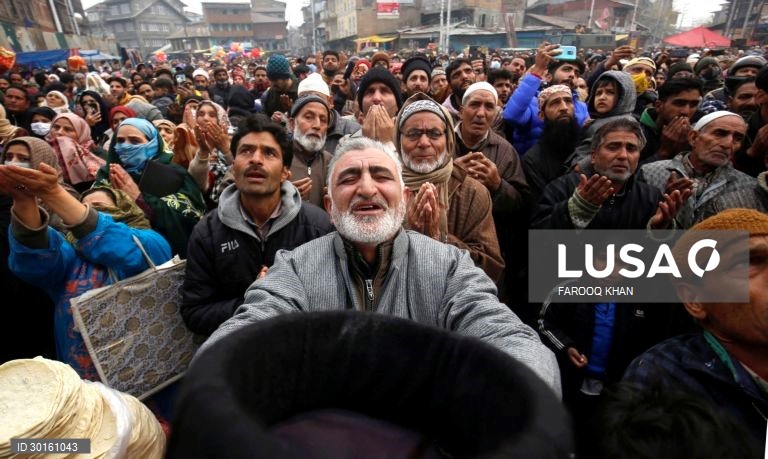 Índia: Devotos muçulmanos rezam junto do mausoléu de Sheikh Syed Abdul Qadir Jeelani em Srinagar