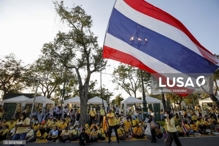 Cerimónia das velas em memória do falecido rei tailandês Bhumibol Adulyadej