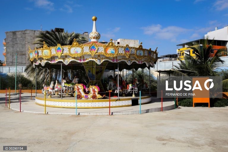 Depois de vários anos em construção, o Parque de Diversão 5 de Julho, que abriu ao público parcialmente em junho passado, situado no emblemático parque com o mesmo nome, na zona da Fazenda, tinha inauguração prevista para 20 de março último, mas um dia antes o país notificou o primeiro caso do novo coronavírus e parou tudo, Cidade da Praia, Cabo Verde, 23 de dezembro de 2020. (ACOMPANHA TEXTO DE 26/12/2020) FERNANDO DE PINA/LUSA