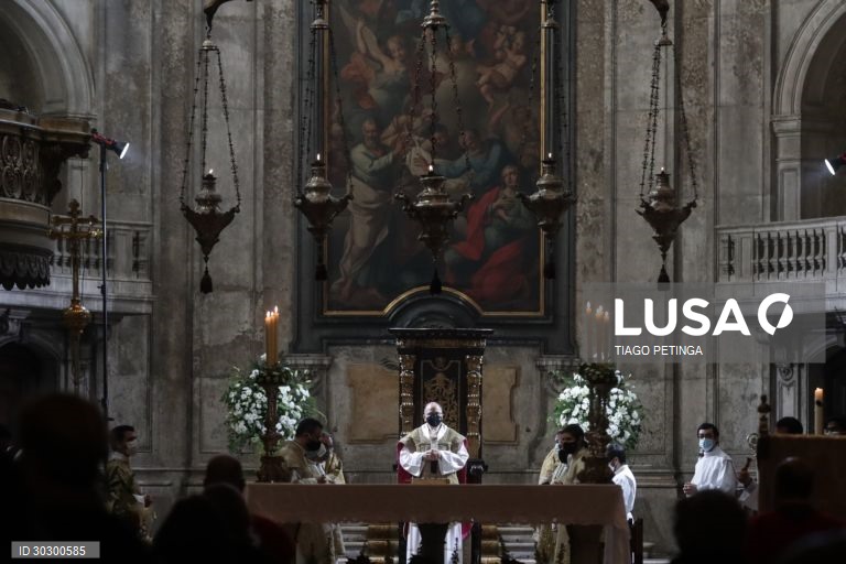 O Cardeal patriarca de Lisboa, Manuel Clemente, presidiu à missa do Dia de Natal na Sé Patriarcal de Lisboa, 25 de dezembro de 2020. TIAGO PETINGA/LUSA