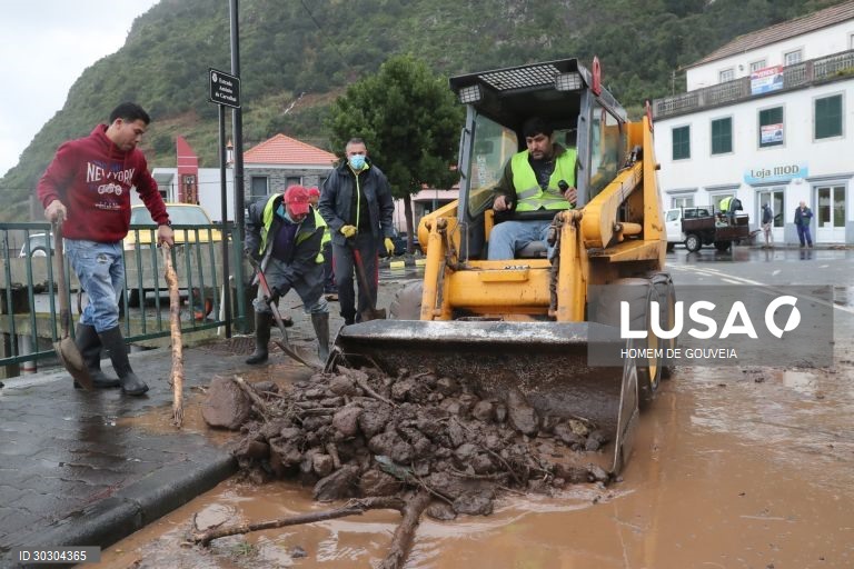 O temporal que se abateu no dia de Natal na costa norte da Madeira provocou diversos estragos, nomeadamente ao nivel da rede viaria em Boaventura e Ponta Delgada, em São Vicente, 26 de dezembro de 2020, HOMEM DE GOUVEIA/LUSA