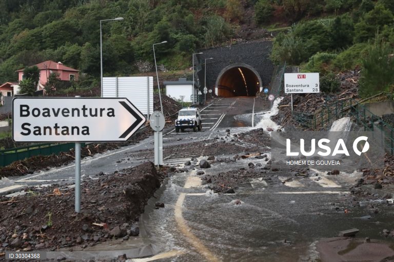 O temporal que se abateu no dia de Natal na costa norte da Madeira provocou diversos estragos, nomeadamente ao nivel da rede viaria em Boaventura e Ponta Delgada, em São Vicente, 26 de dezembro de 2020, HOMEM DE GOUVEIA/LUSA