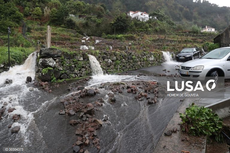 O temporal que se abateu no dia de Natal na costa norte da Madeira provocou diversos estragos, nomeadamente ao nivel da rede viaria em Boaventura e Ponta Delgada, em São Vicente, 26 de dezembro de 2020, HOMEM DE GOUVEIA/LUSA