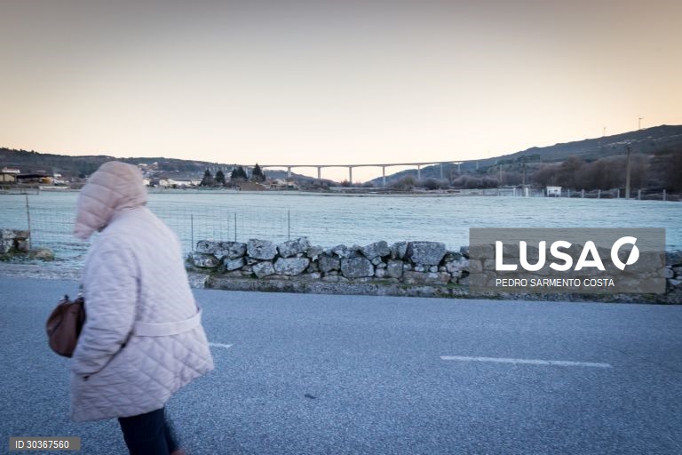 Temperaturas abaixo de zero deixaram os campos cobertos de geada, esta manhã em Vila Pouca de Aguiar, distrito de Vila Real, 06 de janeiro de 2021. PEDRO SARMENTO COSTA/LUSA