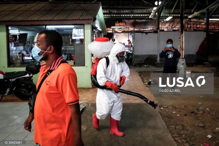 Desinfeção do maior mercado de Banguecoque após vendedores terem testado positivo à covid-19