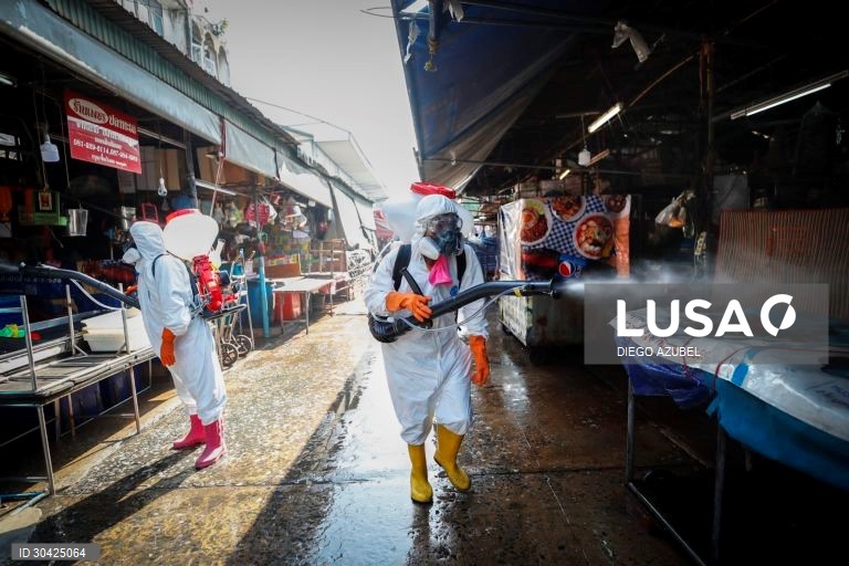 Desinfeção do maior mercado de Banguecoque após vendedores terem testado positivo à covid-19