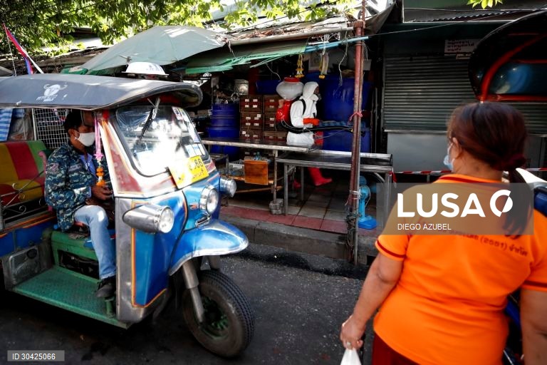 Desinfeção do maior mercado de Banguecoque após vendedores terem testado positivo à covid-19