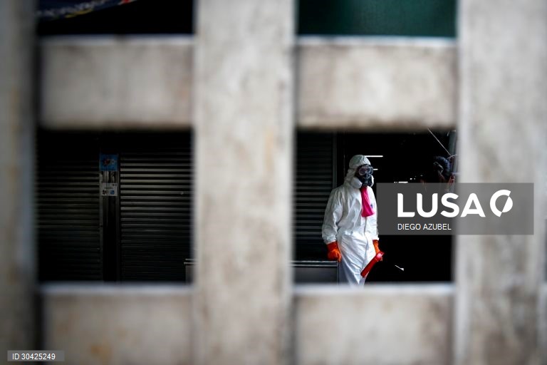 Desinfeção do maior mercado de Banguecoque após vendedores terem testado positivo à covid-19