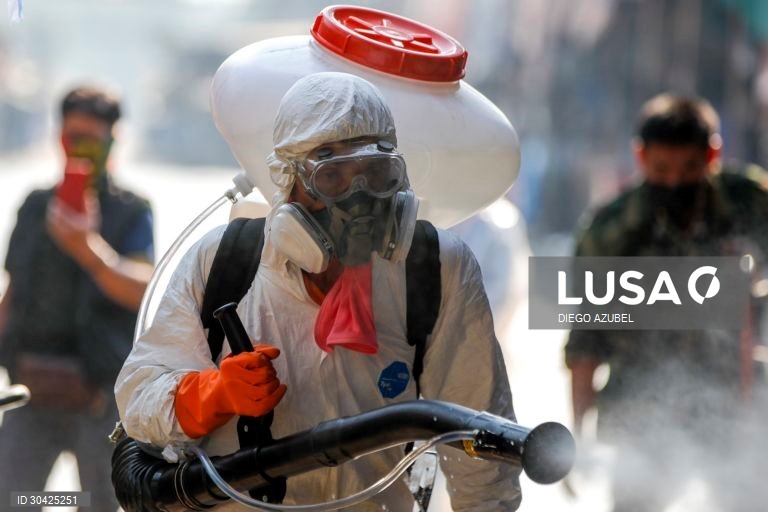 Desinfeção do maior mercado de Banguecoque após vendedores terem testado positivo à covid-19