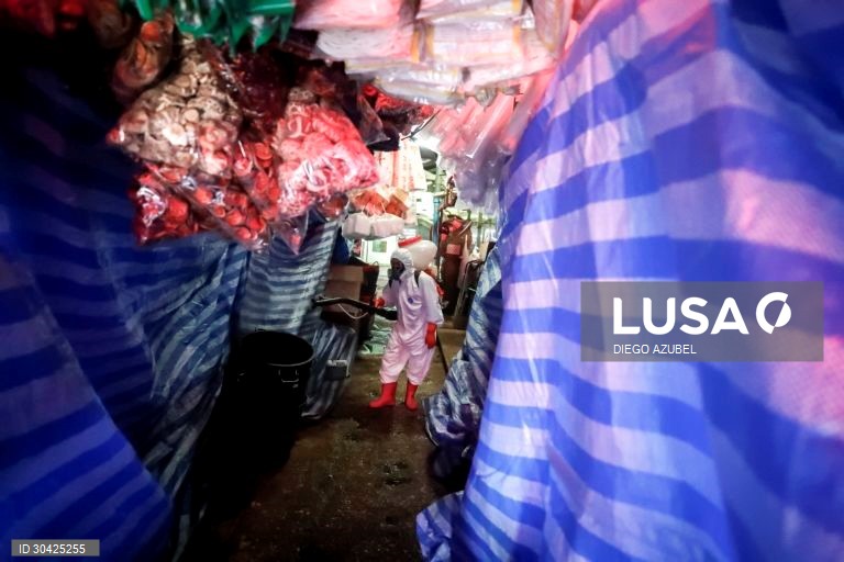 Desinfeção do maior mercado de Banguecoque após vendedores terem testado positivo à covid-19
