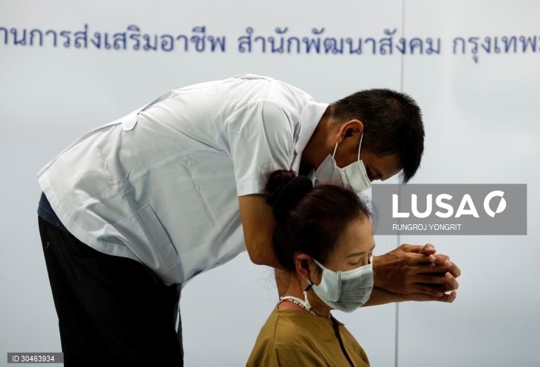 Cursos de formação profissional online para desempregados afectados pela pandemia da covid-19 na Tailândia