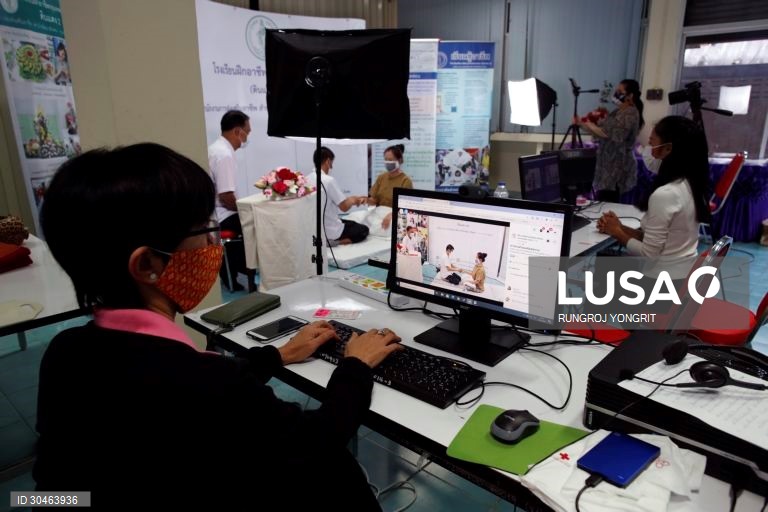 Cursos de formação profissional online para desempregados afectados pela pandemia da covid-19 na Tailândia