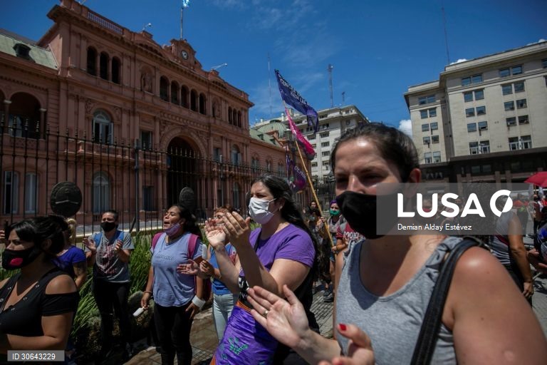 Argentina: Protesto em Buenos Aires contra a violência contra as mulheres 
