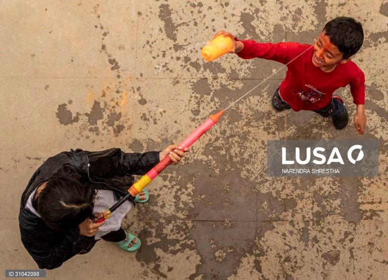 Celebração do Holi ou Festival das Cores no Nepal.