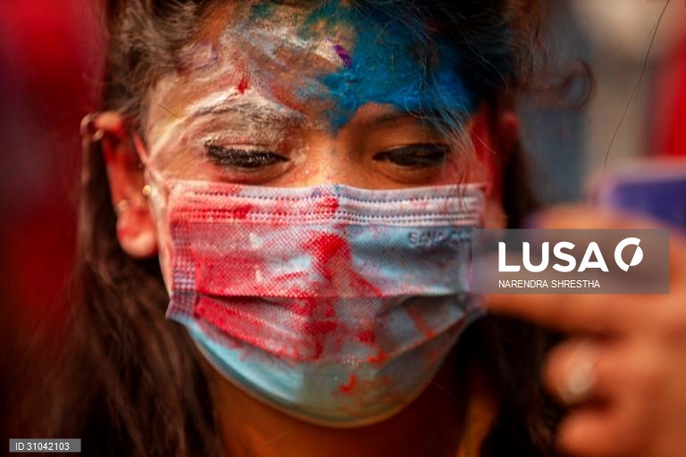 Celebração do Holi ou Festival das Cores no Nepal.