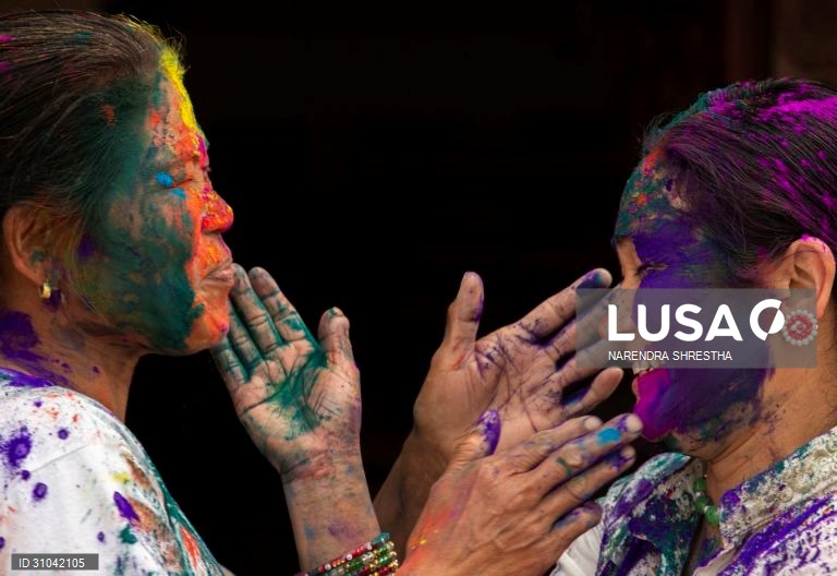 Celebração do Holi ou Festival das Cores no Nepal.