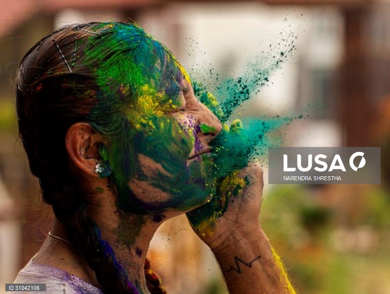 Celebração do Holi ou Festival das Cores no Nepal.