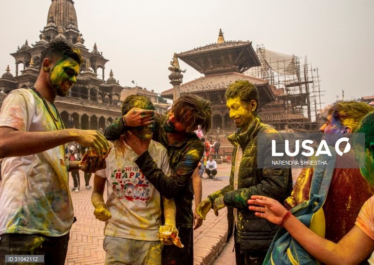 Celebração do Holi ou Festival das Cores no Nepal.