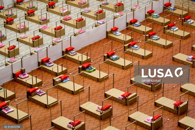 Banguecoque instala camas hospitalares num pavilhão para acolher pacientes de covid-19.