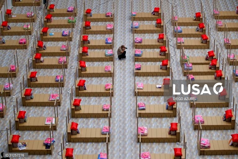 Banguecoque instala camas hospitalares num pavilhão para acolher pacientes de covid-19.