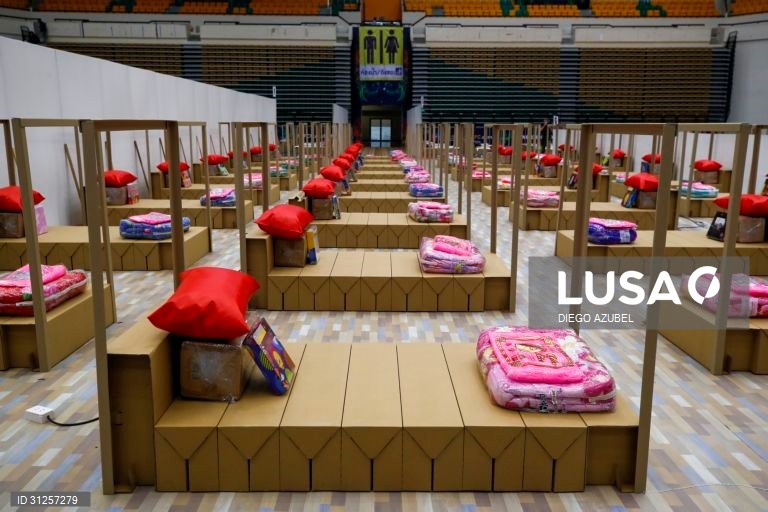 Banguecoque instala camas hospitalares num pavilhão para acolher pacientes de covid-19.