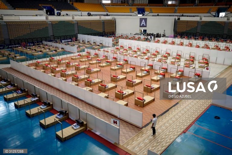 Banguecoque instala camas hospitalares num pavilhão para acolher pacientes de covid-19.