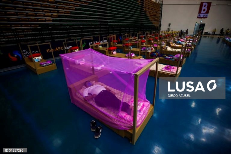 Banguecoque instala camas hospitalares num pavilhão para acolher pacientes de covid-19.