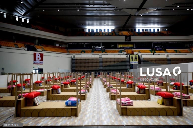 Banguecoque instala camas hospitalares num pavilhão para acolher pacientes de covid-19.