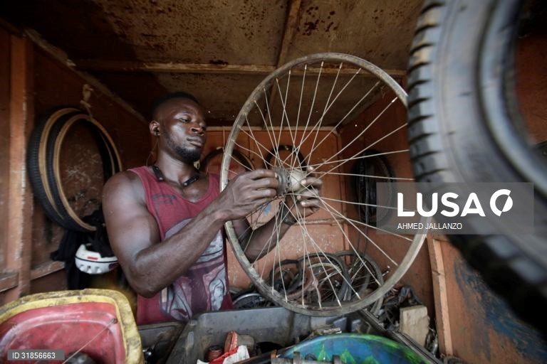 Libéria: Reparação de bicicletas em Monróvia