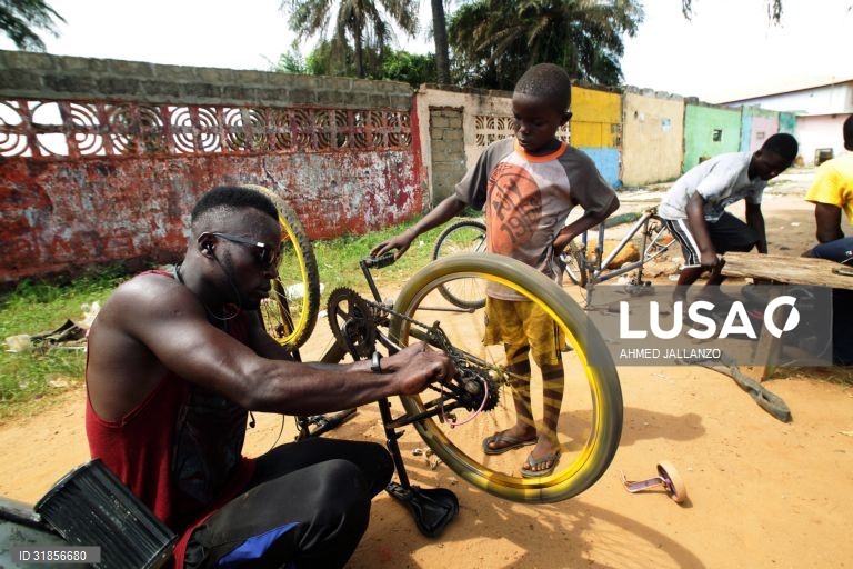 Libéria: Reparação de bicicletas em Monróvia