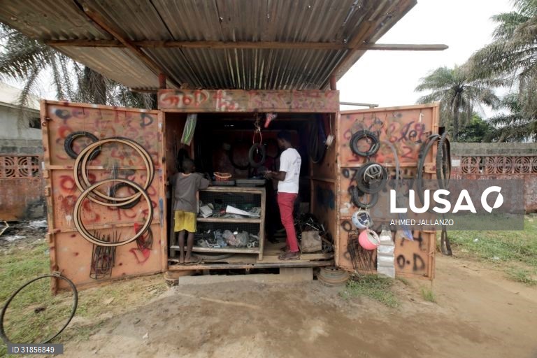 Libéria: Reparação de bicicletas em Monróvia